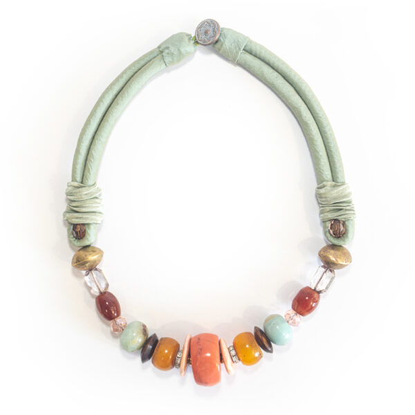 Collana in tessuto e pietre realizzata a mano