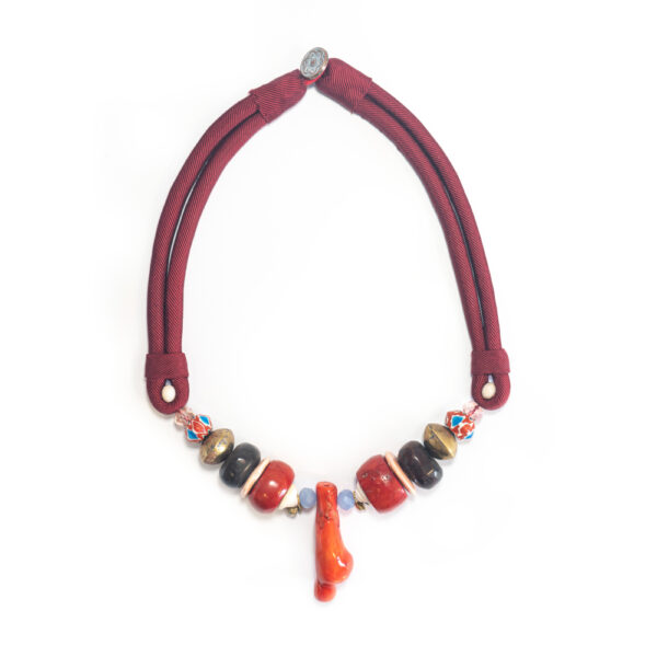 Collana in tessuto con corallo in stile etnico