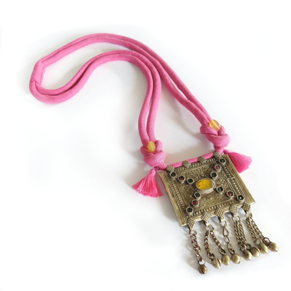 Collana con amuleto afghano