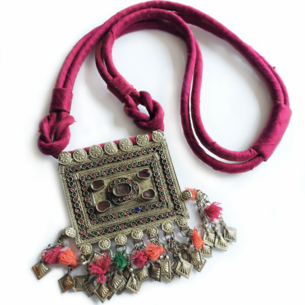Collana in seta con amuleto tribale