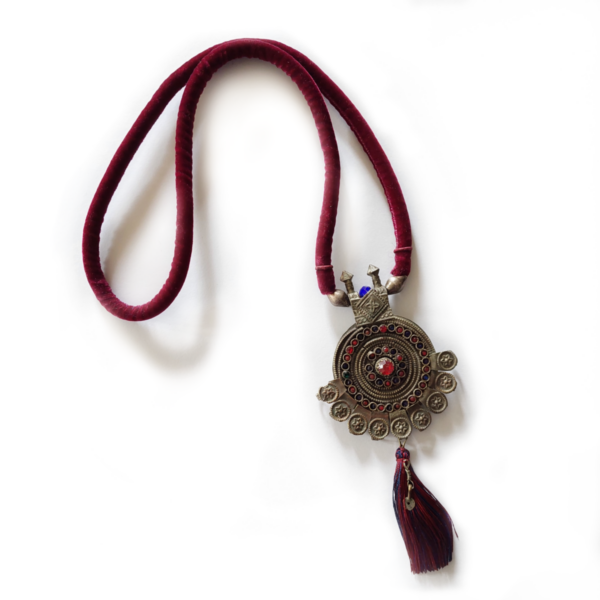 Collana in velluto con amuleto afghano