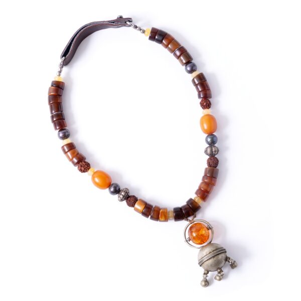 Collana con pendente berbero e ambra