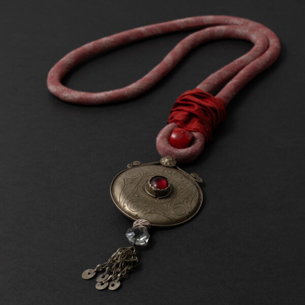 Fabric necklace with MiddleEast medallion - Image 2