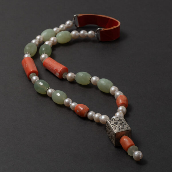 Pearls and coral necklace - Image 2