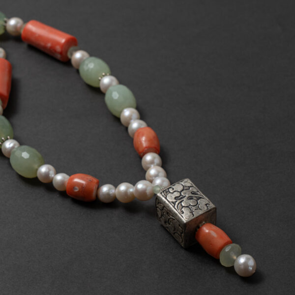 Pearls and coral necklace - Image 3