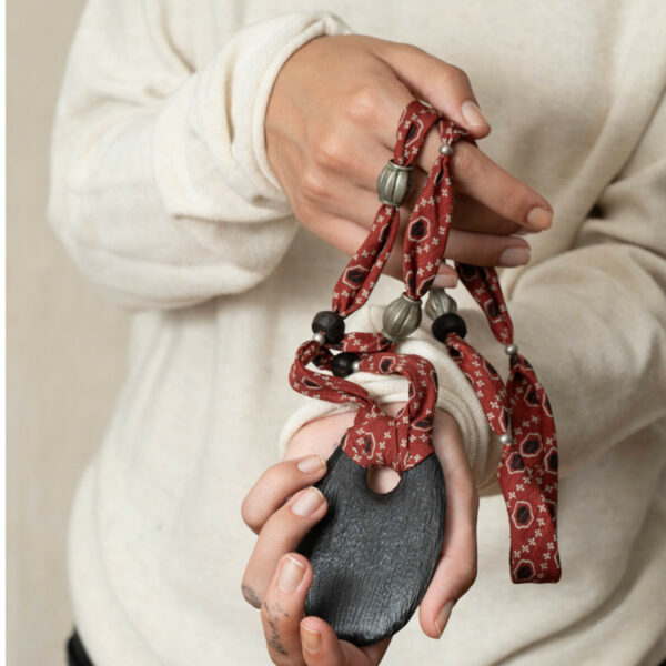 Silk and wood necklace - Image 2