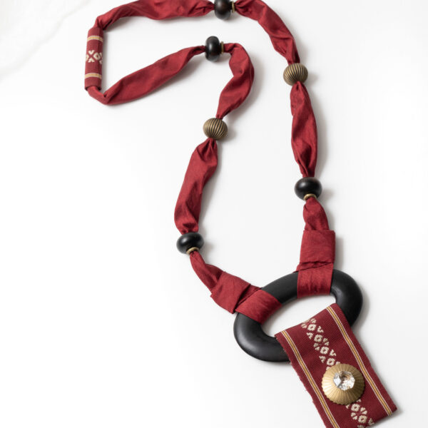 Collana in seta e ebano