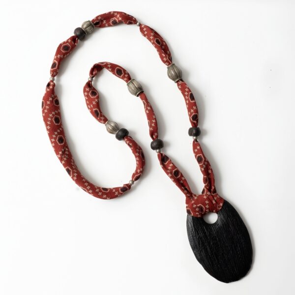 Silk and wood necklace - Image 3