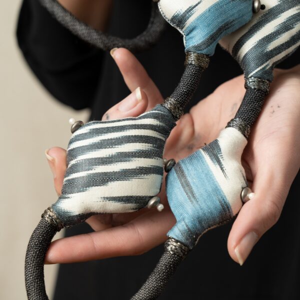 Collana in denim e seta