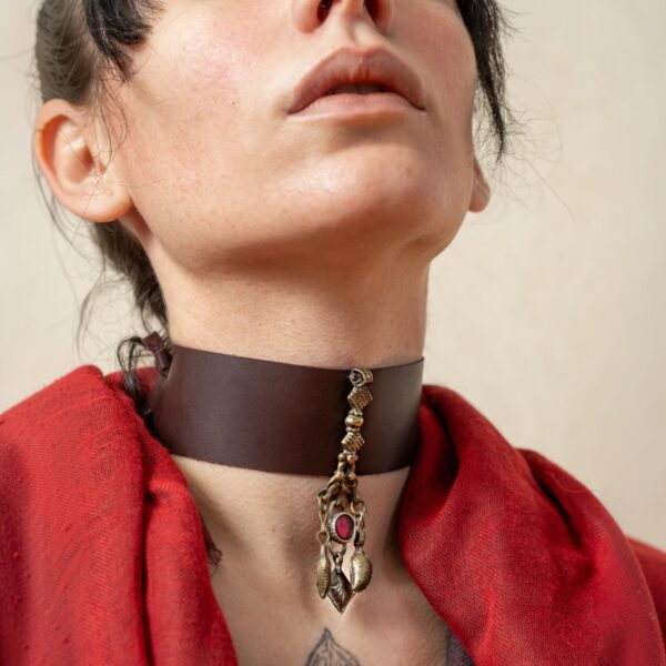 Collarino pelle con pendente afghano
